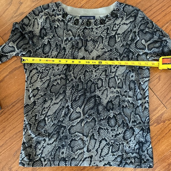 Jones of NY gray/blk snakeskin pattern sweater -Size Medium - Picture 9 of 10
